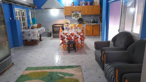 Property building, Kitchen or kitchenette, Lounge or bar, Dining area