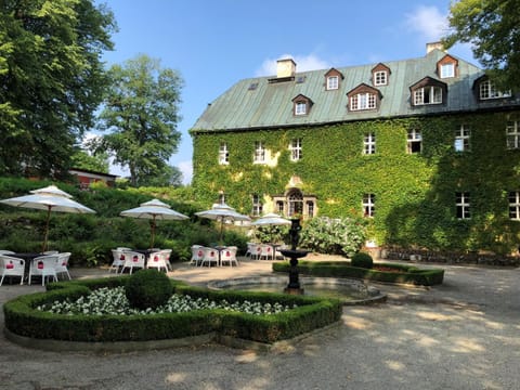 Property building, Restaurant/places to eat, Facade/entrance, Garden