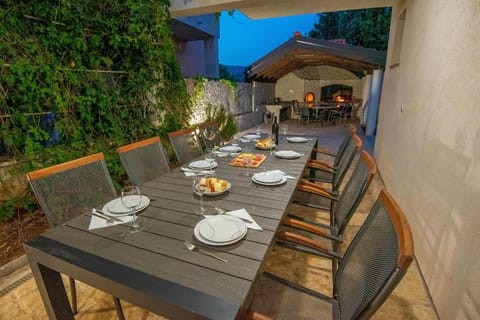 Patio, Banquet/Function facilities, Seating area, Dining area