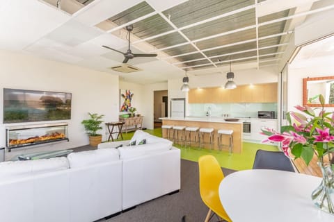 Kitchen or kitchenette, Living room, Seating area, Dining area, oven, stove