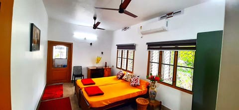 Bed, TV and multimedia, Bedroom