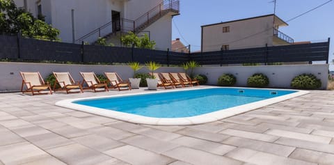Patio, Swimming pool, sunbed