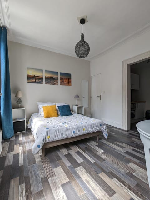 Photo of the whole room, Bedroom