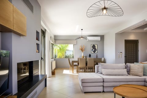 Quiet Villa Aviana,garden, heated pool,BBQ,jacuzzi Villa in Crete