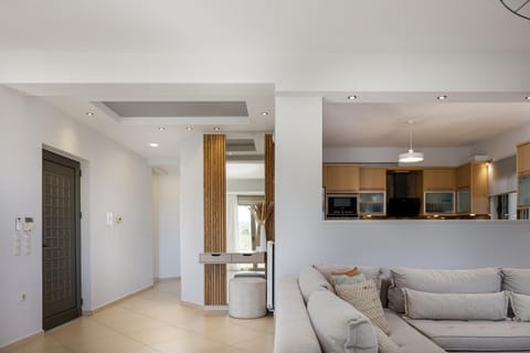 Quiet Villa Aviana,garden, heated pool,BBQ,jacuzzi Villa in Crete