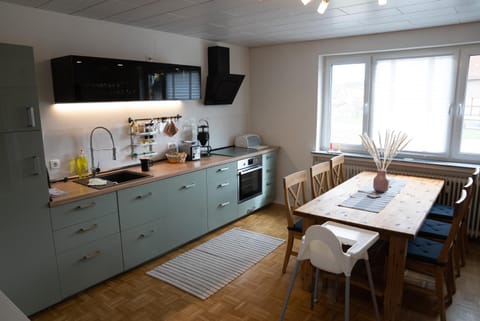 Kitchen or kitchenette, Dining area