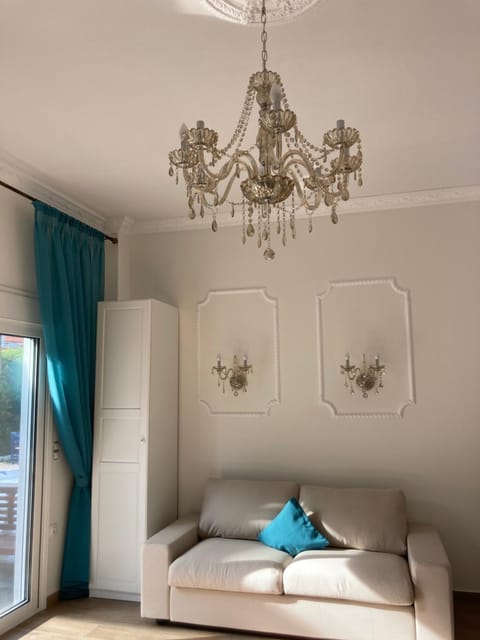 Bed, Living room, Photo of the whole room, Seating area