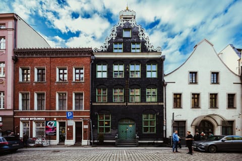 Property building, Day, Location