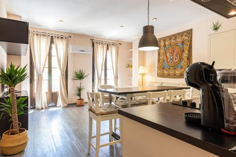 Coffee/tea facilities, Kitchen or kitchenette, Living room