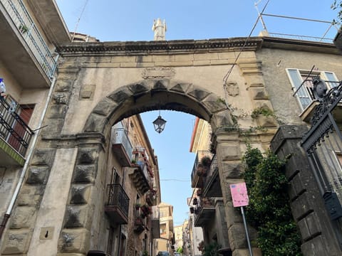Nearby landmark, Neighbourhood