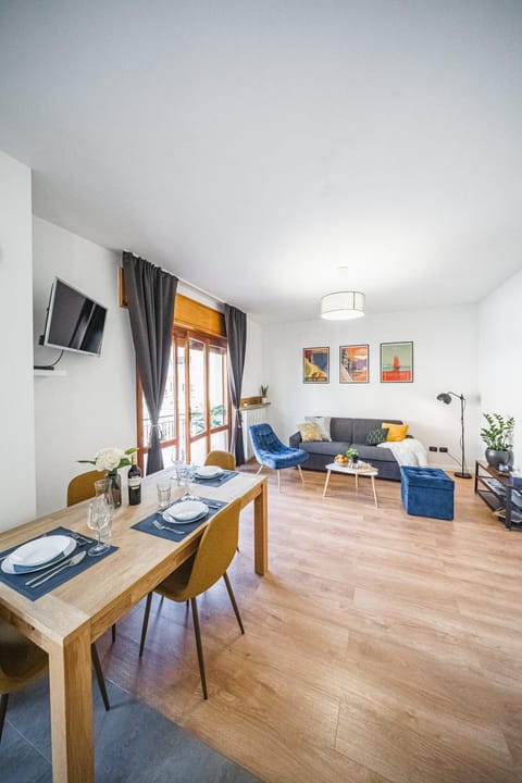 TV and multimedia, Living room, Photo of the whole room, Seating area, Dining area