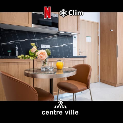 Kitchen or kitchenette, Dining area