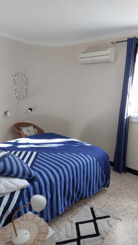 Bed, Photo of the whole room, Bedroom, air conditioner
