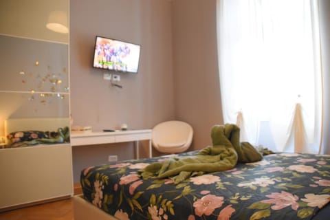 Photo of the whole room, Bedroom, towels