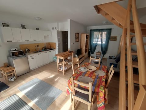 Kitchen or kitchenette, Living room, Seating area, Dining area, Communal kitchen