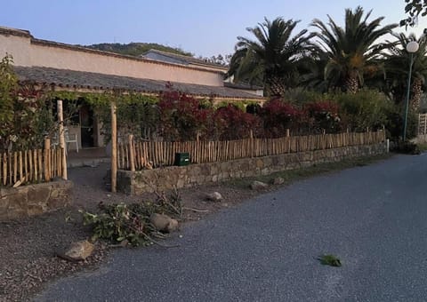Les Lodges de la Plage U Dragulinu Bed and Breakfast in Sari-Solenzara
