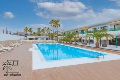 Swimming pool, sunbed