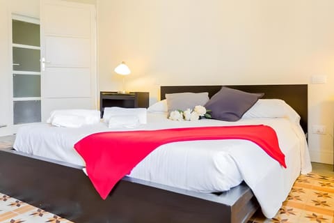 Bed, Photo of the whole room, towels, wardrobe