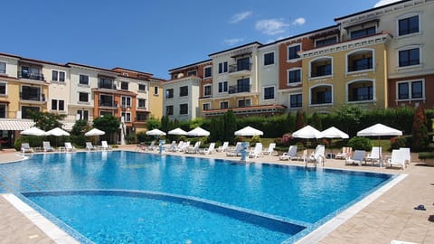 Property building, Swimming pool, sunbed
