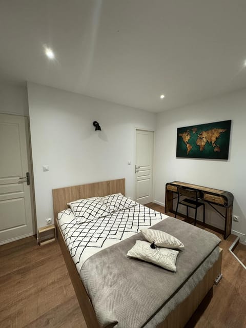 Photo of the whole room, Bedroom