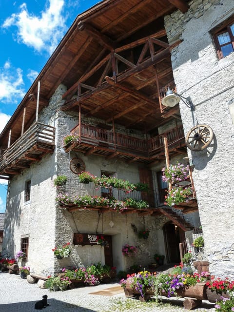 Facade/entrance