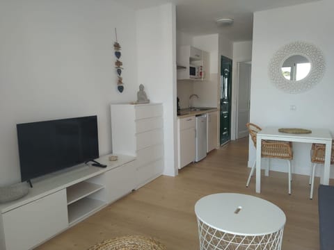 TV and multimedia, Seating area, Dining area