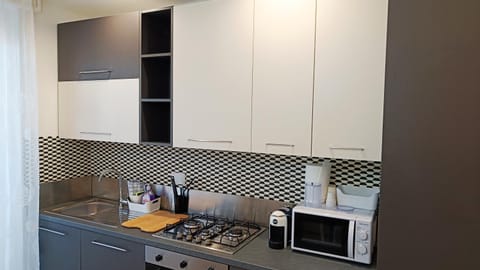 Kitchen or kitchenette, minibar, stove