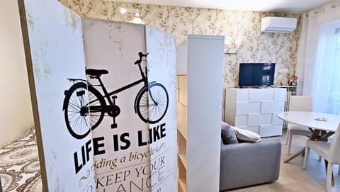 TV and multimedia, Living room, Seating area, Evening entertainment