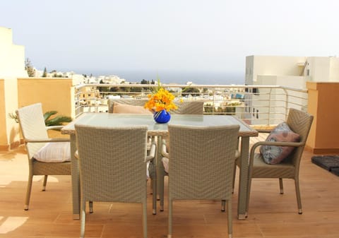 Balcony/Terrace, Entertainment