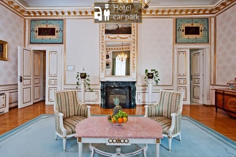 Photo of the whole room, Seating area