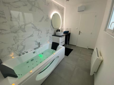 Trog'Love: Balnéo détente dans une troglodyte Apartment in Tours