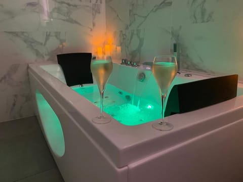 Trog'Love: Balnéo détente dans une troglodyte Apartment in Tours