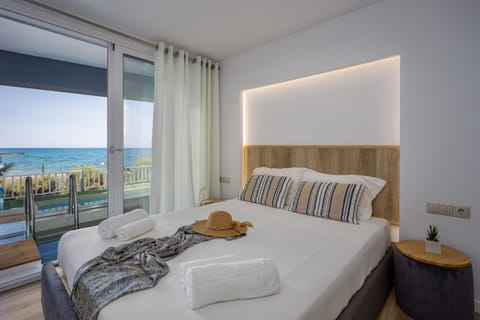 Bed, Bedroom, Pool view, Sea view, Swimming pool, towels