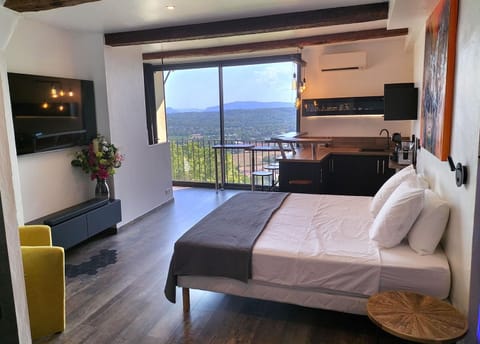 Bed, Natural landscape, TV and multimedia, View (from property/room), Kitchen or kitchenette, Photo of the whole room, Dining area, Bedroom