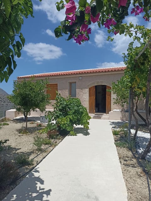 Property building, Facade/entrance, Garden