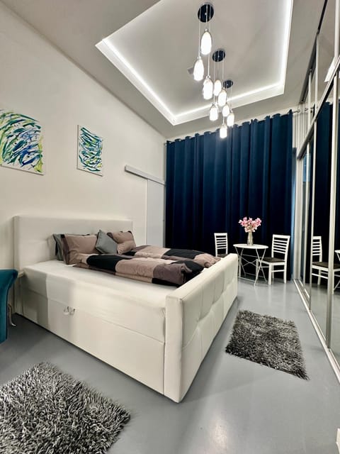 Bed, Living room, Photo of the whole room, Seating area, Dining area, Bedroom