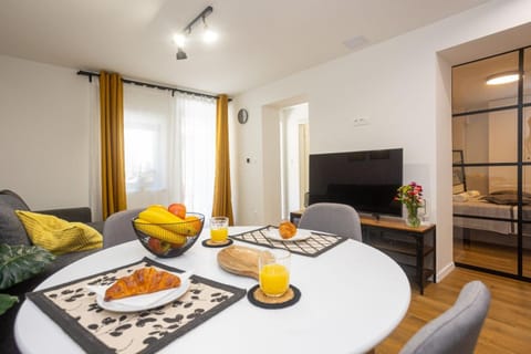 Living room, Food and drinks, Seating area, Dining area