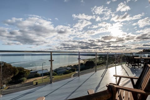 Property building, Nearby landmark, Natural landscape, Balcony/Terrace, Beach, Sea view