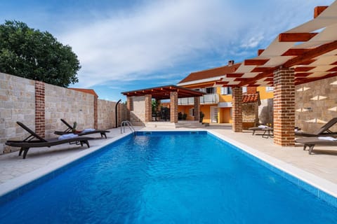 Location, children, Family