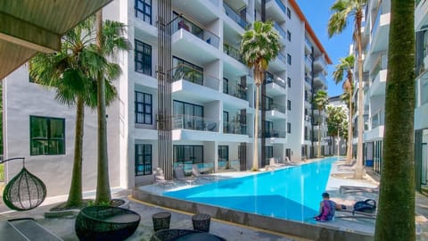 Property building, Day, Swimming pool, sunbed