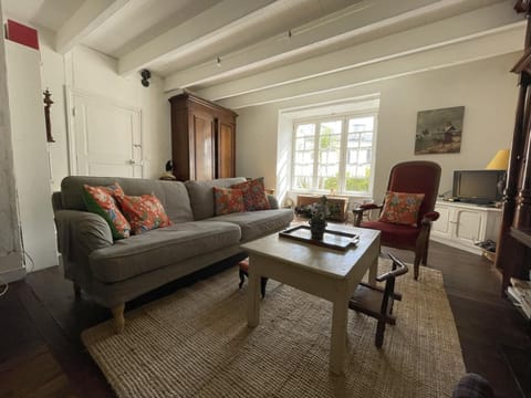 Maison de charme avec jardin clos, à 50m des commerces et proche plage, pour 8 personnes - FR-1-639-54 House in Arzon