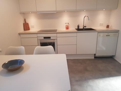 Kitchen or kitchenette, Dining area, minibar, pet friendly, stove