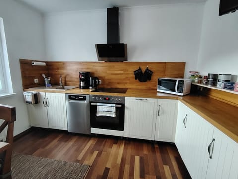 Coffee/tea facilities, Kitchen or kitchenette, dishwasher, stove