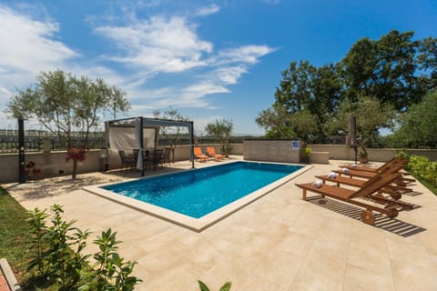 Swimming pool, Swimming pool