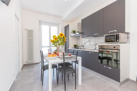 Kitchen or kitchenette, Dining area, dishwasher, minibar, pet friendly, stove