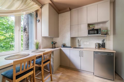 Coffee/tea facilities, Kitchen or kitchenette, Dining area, minibar, stove