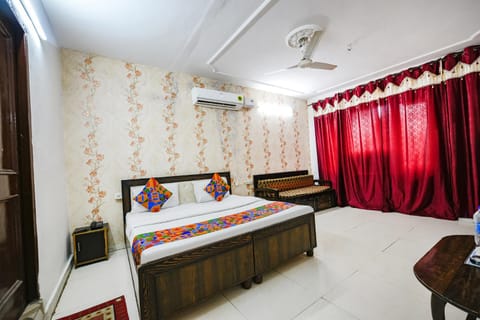 Bed, Living room, Photo of the whole room, Seating area, Bedroom, air conditioner