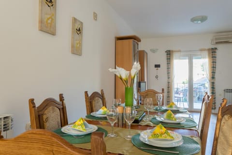 Food and drinks, Dining area