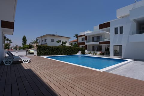 Swimming pool, sunbed