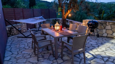 Night, BBQ facilities, View (from property/room), Balcony/Terrace, Seating area, Dining area, sunbed